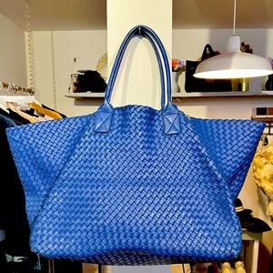 BOTTEGA VENETA WOVEN LEATHER COBALT BLUE XL CABAT TOTE